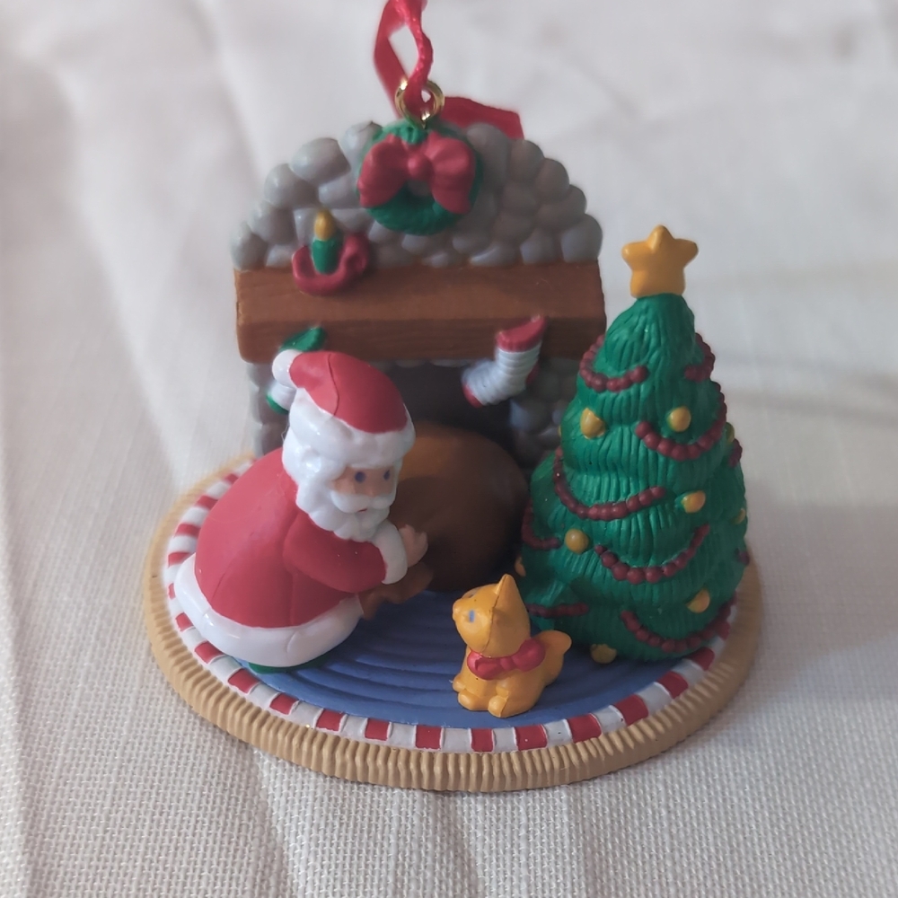 4/$20 Vintage Avon Festive Santa Tree Holiday Ornament *BINK